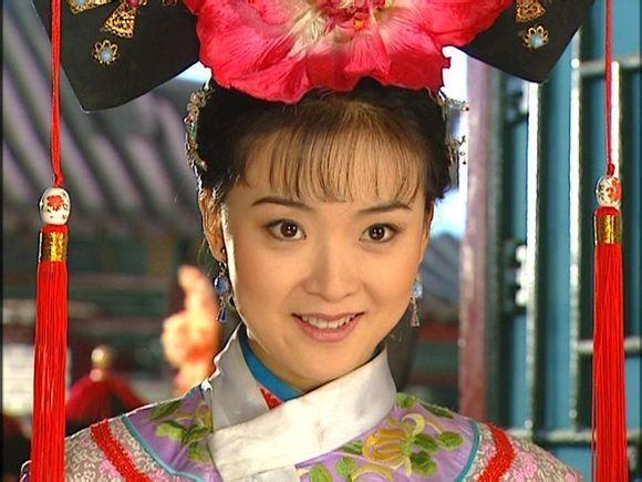 晴格格王艳嫁入豪门，如今生活落魄，必须跪着为婆婆洗脚！