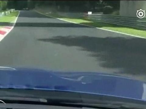 黄灯及时，刹车及时！否则10车连撞就变成11车连撞了。