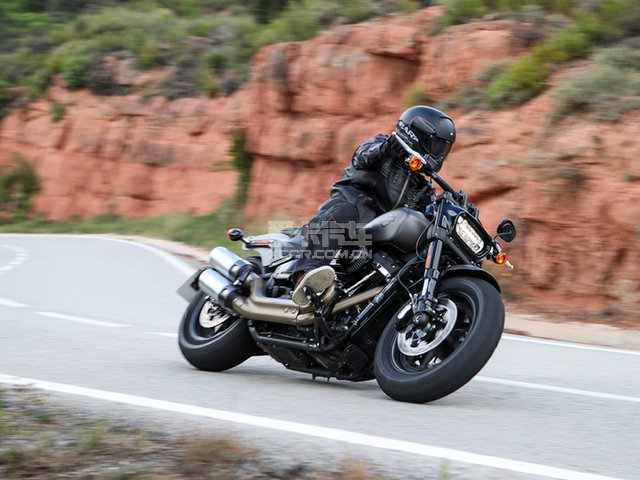 坚守美式机车文化 试驾2018款哈雷软尾