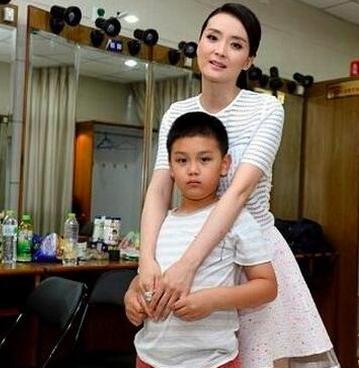 晴格格王艳嫁入豪门，如今生活落魄，必须跪着为婆婆洗脚！