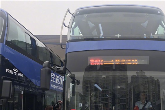 成都首批纯电动双层巴士投用 国庆连着Wi-Fi到黄龙溪[小黄人高兴]