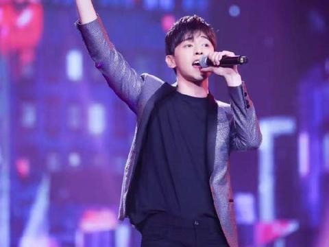 他20岁没毕业就被挖出来拍戏，今身价直飚，出行都开200万豪车！