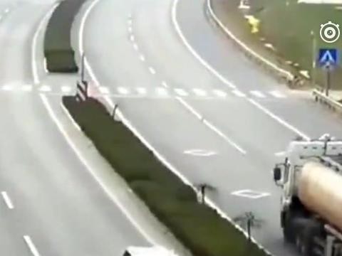 大货车拼死鸣笛，三轮车无脑的放弃了活下去的机会