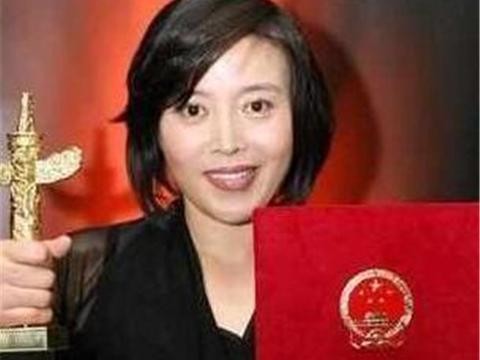 她拿过6次影后，遭孙红雷狠狠抛弃，今58岁无缘豪车投奔女儿！