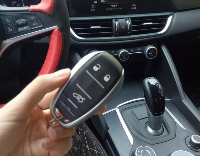 36万元买辆阿尔法罗密欧,操控媲美宝马5系,车钥匙让车主很茫然-新浪汽车
