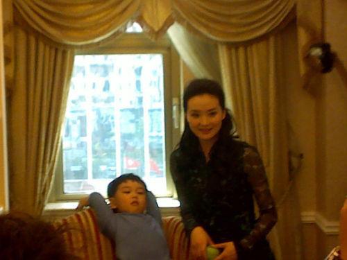 晴格格王艳嫁入豪门，如今生活落魄，必须跪着为婆婆洗脚！