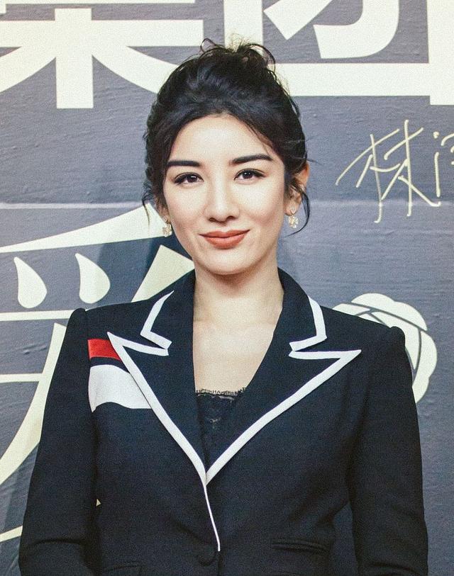 黄奕瘦身后为好友李小璐站台，大长腿抢镜，颜值创新高逆袭成女神