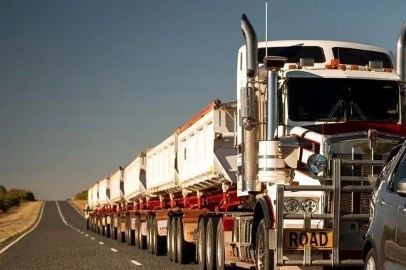 论“秀”我只服捷豹路虎 发现5拖动121吨大卡车