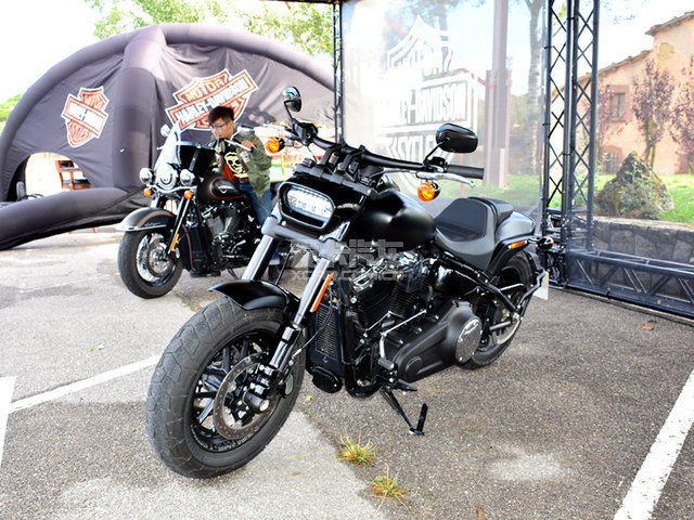 坚守美式机车文化 试驾2018款哈雷软尾