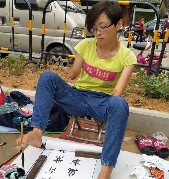实拍90后最美无臂女孩,她们用脚吃饭,用脚写字,用脚刺绣
