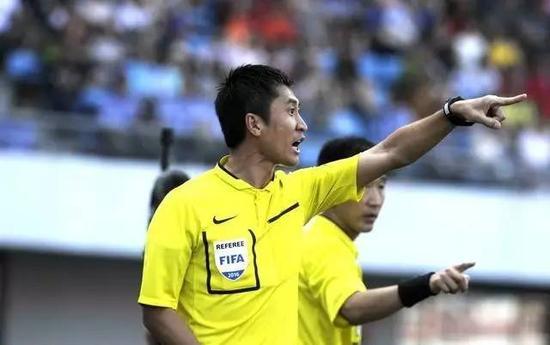 恒大惨败上港一战,马宁成球迷偶像,中国足球最