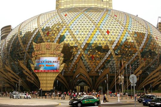 赌场门口停三辆宾利,保安专门看车,什么样的人