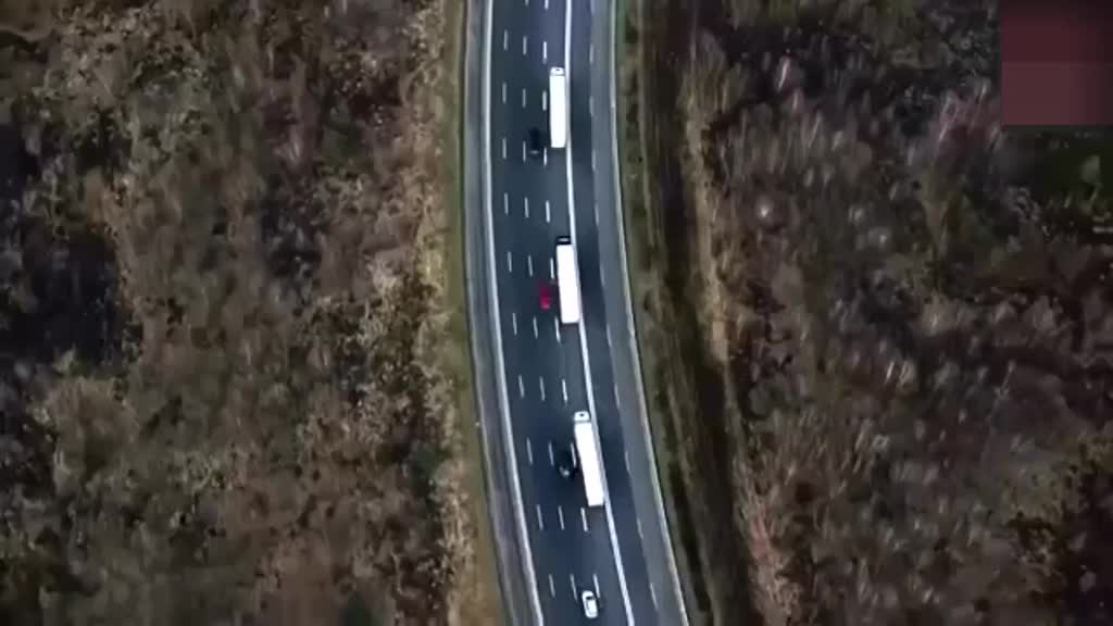 奔驰卡车司机按下按钮的那一刻，霸气才刚刚开始