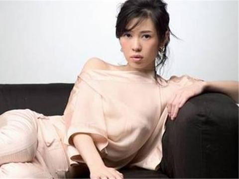 她和黄渤搭戏，和史泰龙一同出演电影，今41岁豪车出行依旧未火！