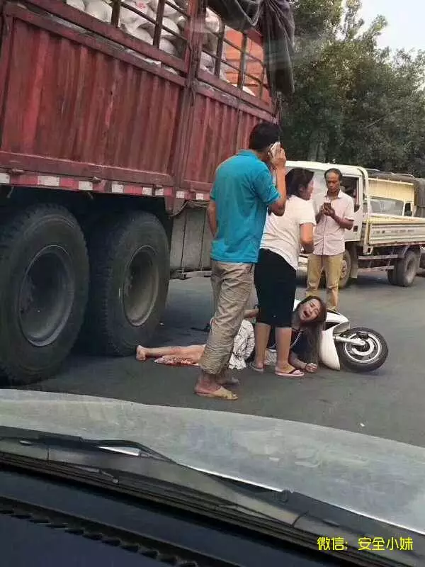 安全小妹:女子脚都被货车压烂了,母女失声痛哭现场让人心痛