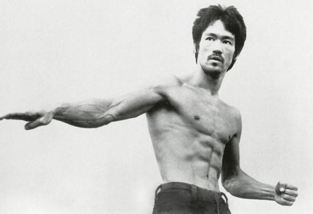 一拳能击倒泰森的李小龙有多强? 看看他的肌肉照