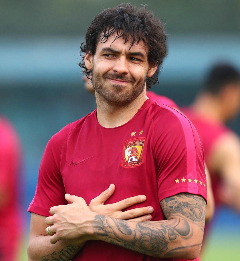 上海上港球迷:高拉特踩人并有侮辱手势，应该禁赛至少半年