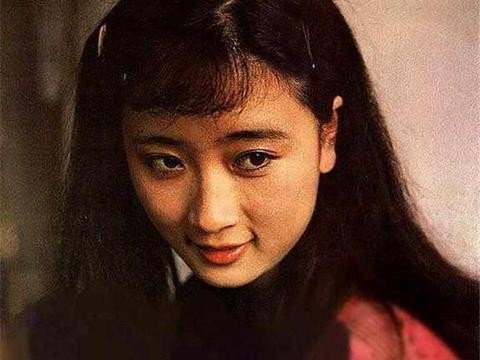 她19岁拍摄《红楼梦》爆红，裸婚几十年后，今豪车出行已当外婆！