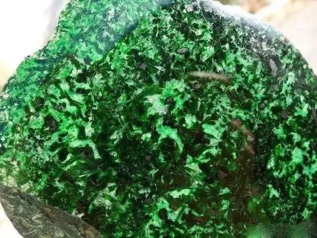 花一千多万买下的翡翠原石，切开后内部竟全是癣！