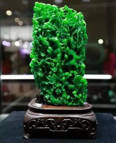 花一千多万买下的翡翠原石，切开后内部竟全是癣！
