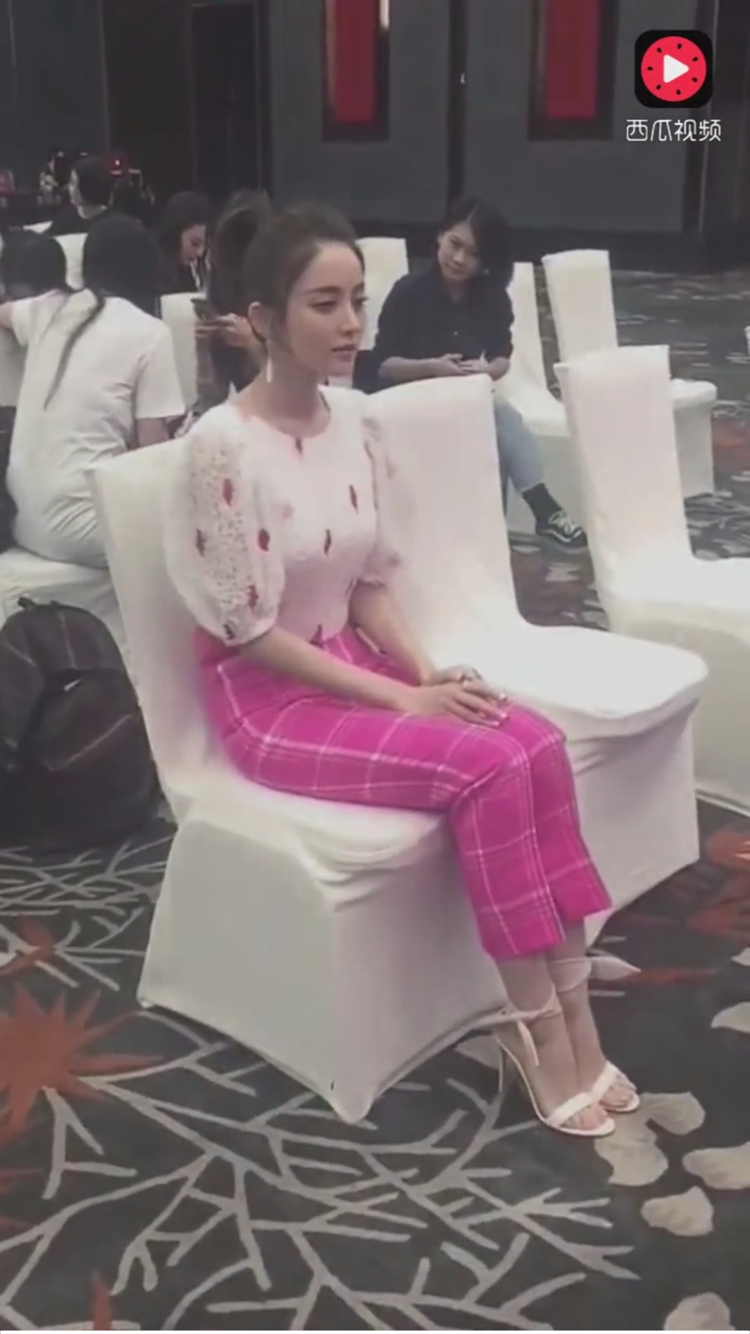 看到娜扎的脚才知道,娱乐圈的女明星也是不容易啊
