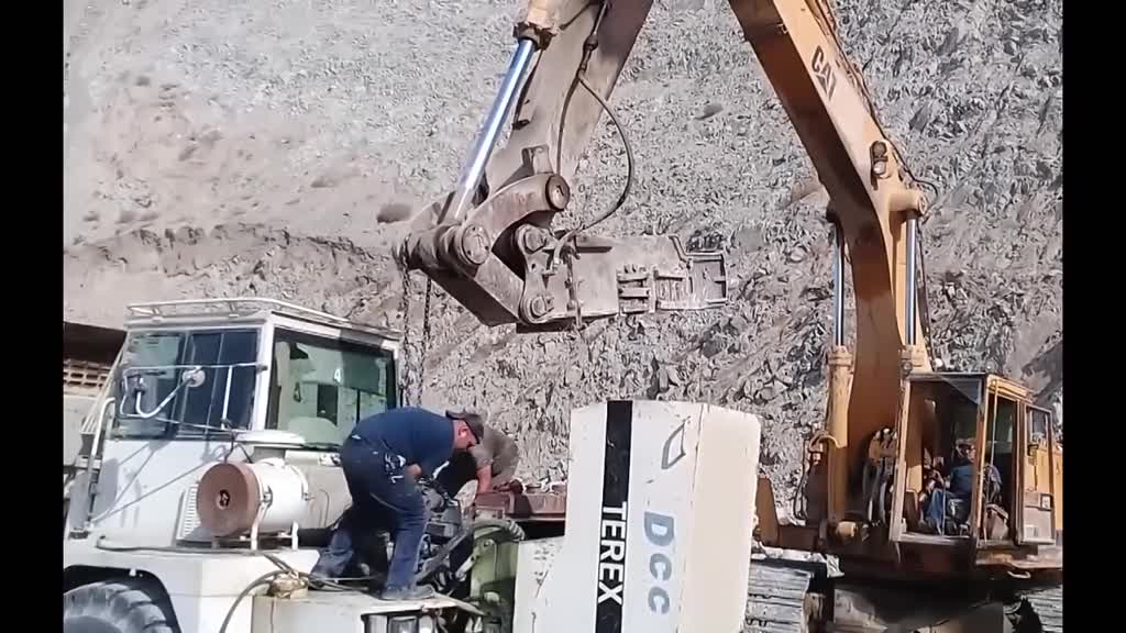 大型自卸卡车拆零件，开挖掘机来帮忙了