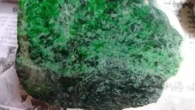 花一千多万买下的翡翠原石，切开后内部竟全是癣！