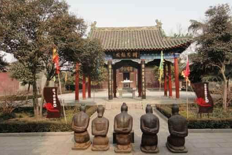 岳飞冤死风波亭,兄弟朋友都远离他,只有一小人物却敢