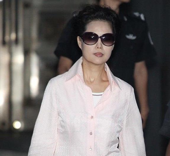 78岁李双江和51岁娇妻近照曝光，原来梦鸽每晚面对的是这样的老公