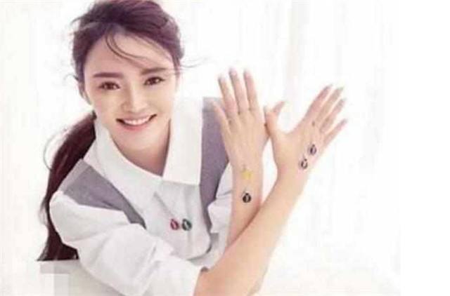 她上过3次春晚，丈夫与父母相继去世，今50岁豪车出行坚强生活！