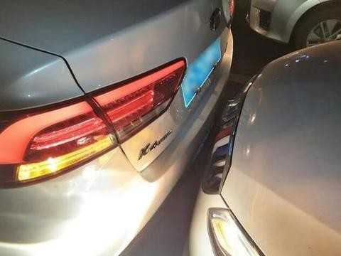 别克英朗碰上起亚K4,一个小伤痕竟要求天价私了，让人哭笑不得