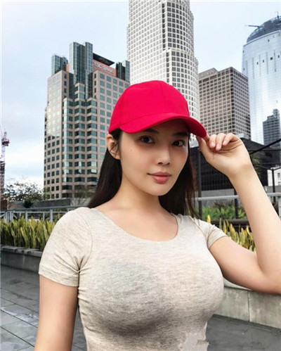 女人穿紧身裤显凹凸，美极了！让人浮想联翩，无法忘怀！