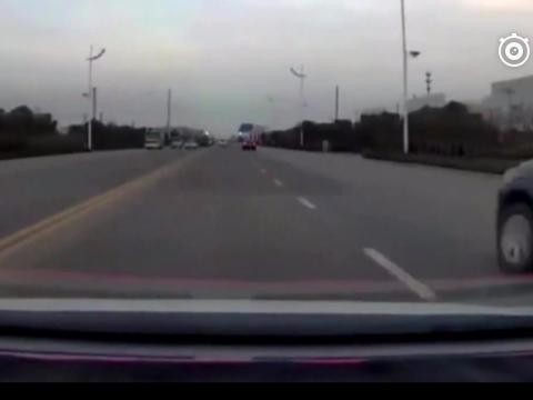 开车还是玩命,速度飞快还不断逆行