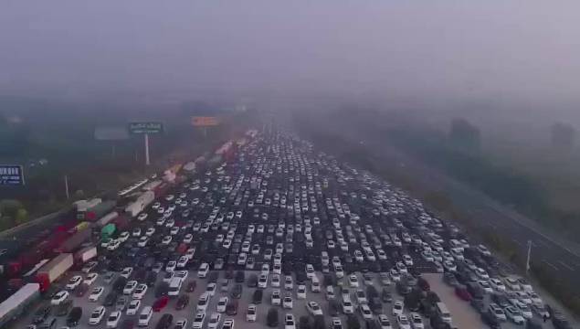 真羡慕这些放假可以旅游的人们 ！！！！！   我也想去高速看车展    ...