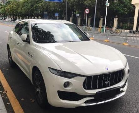 路虎太土豪，卡宴烂大街，提这款小白，车标就秒杀奔驰