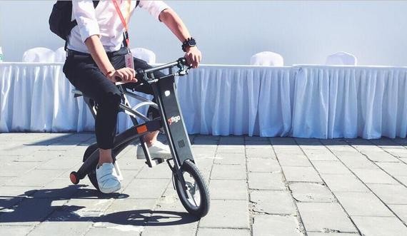 小伙骑了一辆自行车上班，老板见后兴奋地也想骑