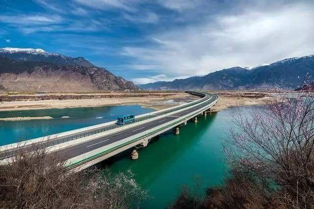 这条高速不收费 还有一大波妹纸求顺风车