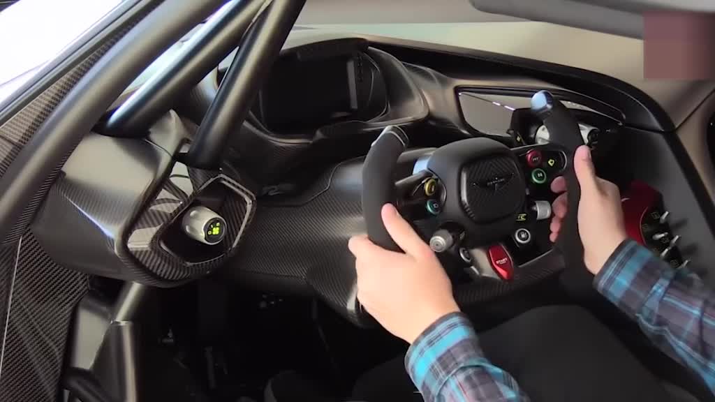 花了4000万买的跑车，送了两个方向盘，土豪看到后懵圈了