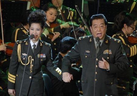 78岁李双江和51岁娇妻近照曝光，原来梦鸽每晚面对的是这样的老公