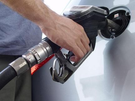 油价又双叒涨了！爆款新车又拿最高安全认证！今天的新闻很心塞~