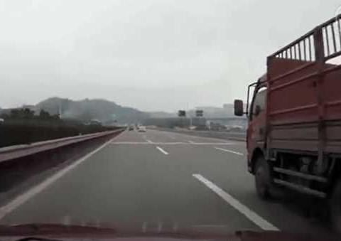 丰田霸道时速125,高速上突然跑出一个人,记录仪拍下作死一幕