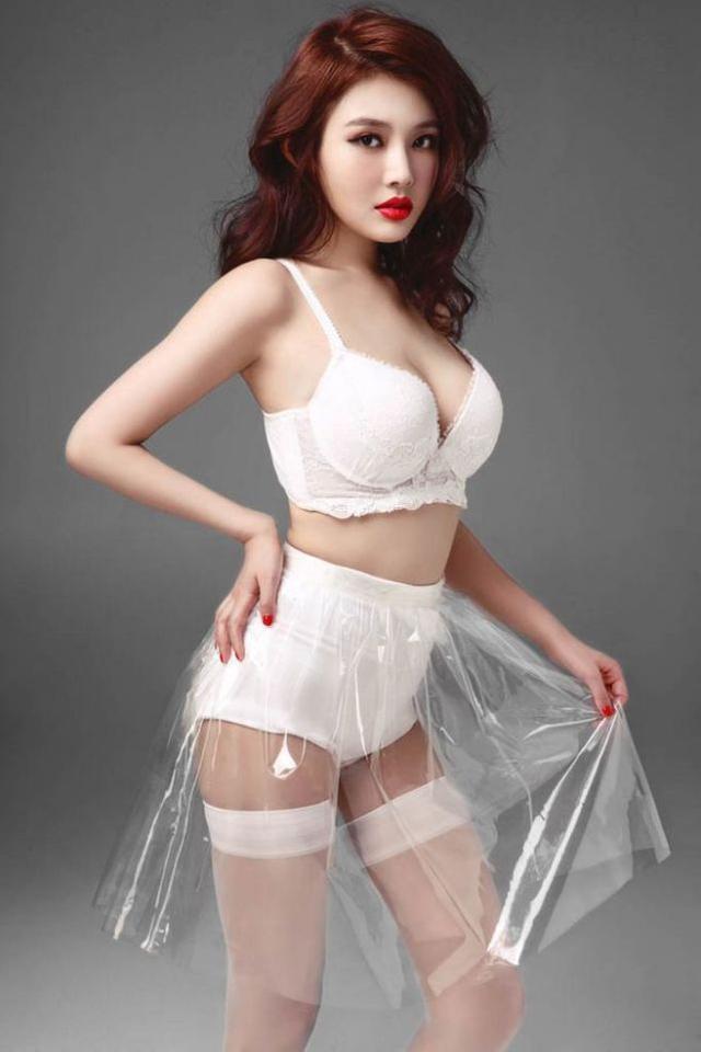 大胆秀内衣_美女大胆图片