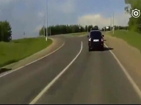 前车左侧超车，经验不足的他付出惨痛代价，记录仪拍下这惨烈一幕