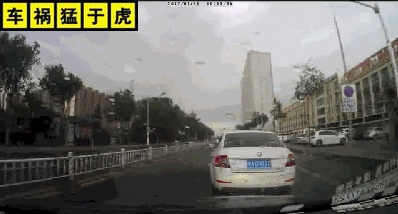 惊魂一幕,大货车侧翻压扁小轿车,生死一瞬间!