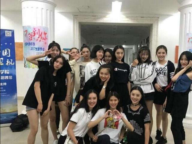 林妙可小小年纪就懂得站C位，以后发展不可限量