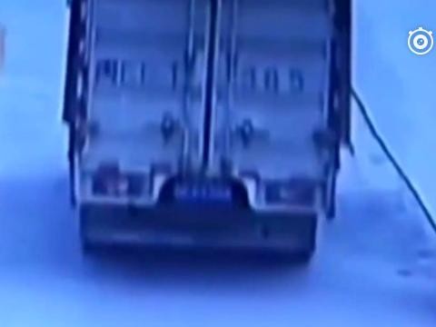 电动车突然变道， 对面货车避让不及而酿成事故！