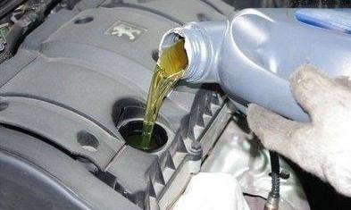 还在5000公里换一次机油？太傻了，别被4S店忽悠了还很开心