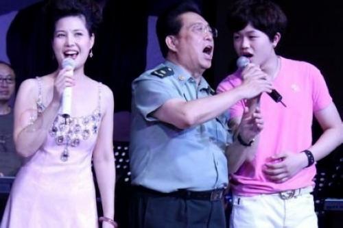78岁李双江和51岁娇妻近照曝光，原来梦鸽每晚面对的是这样的老公