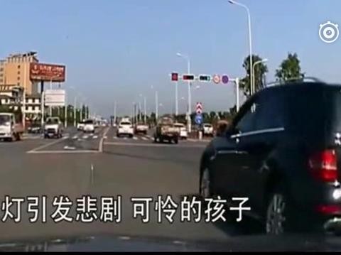 面包车拼死踩刹车还是没能救下闯红灯的三轮车，这个教训够惨烈！