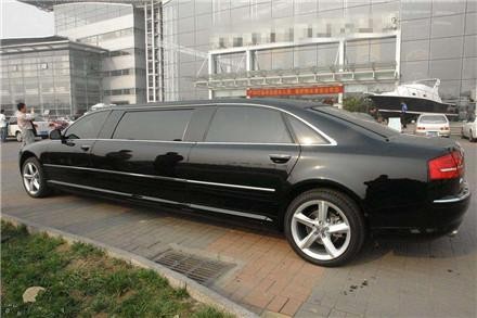 偶遇一辆加长款豪车，车尾三个字母，比马云座驾迈巴赫还霸气！